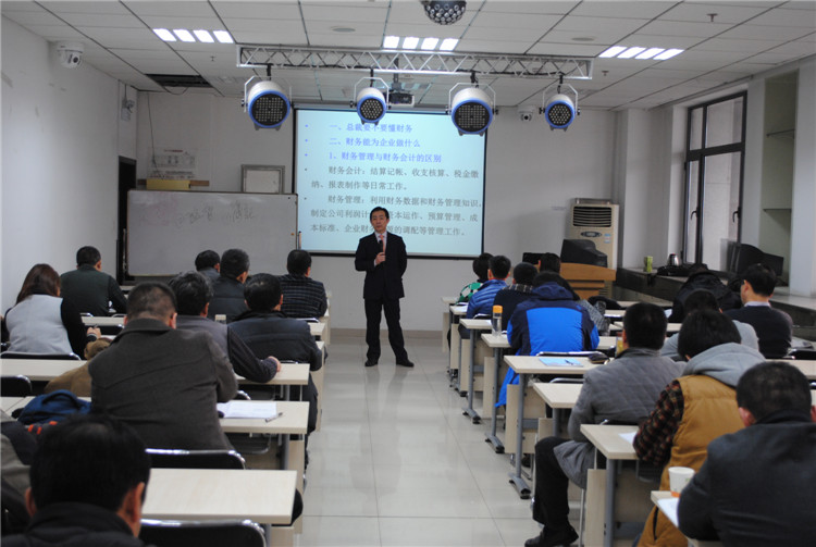 总裁班的学员们在山东企业管理培训的课堂上认真的听着课